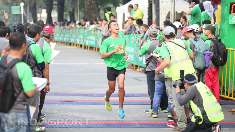 Salah seorang peserta kategori pelajar berhasil finish di tempat pertama.